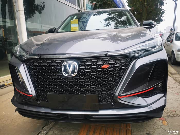 时尚大气的cs75plus,前脸看上去很有既视感