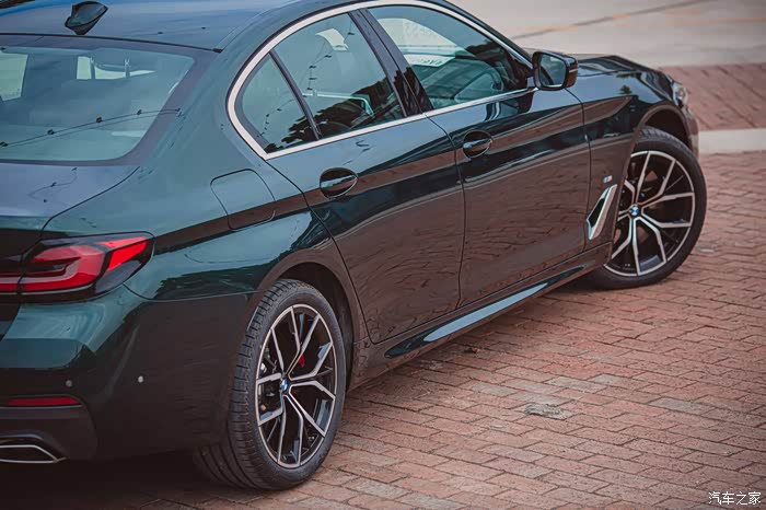宝马540牛津绿实拍外景分享将复古进行到底