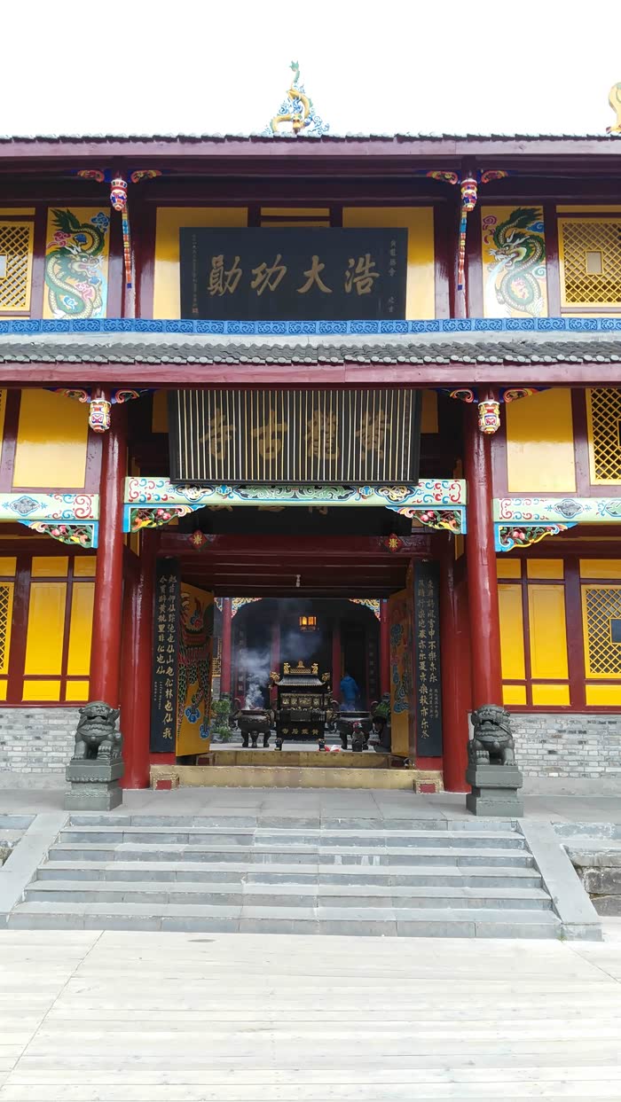 黄龙古寺门口的牌匾,从正面是"黄龙古寺"