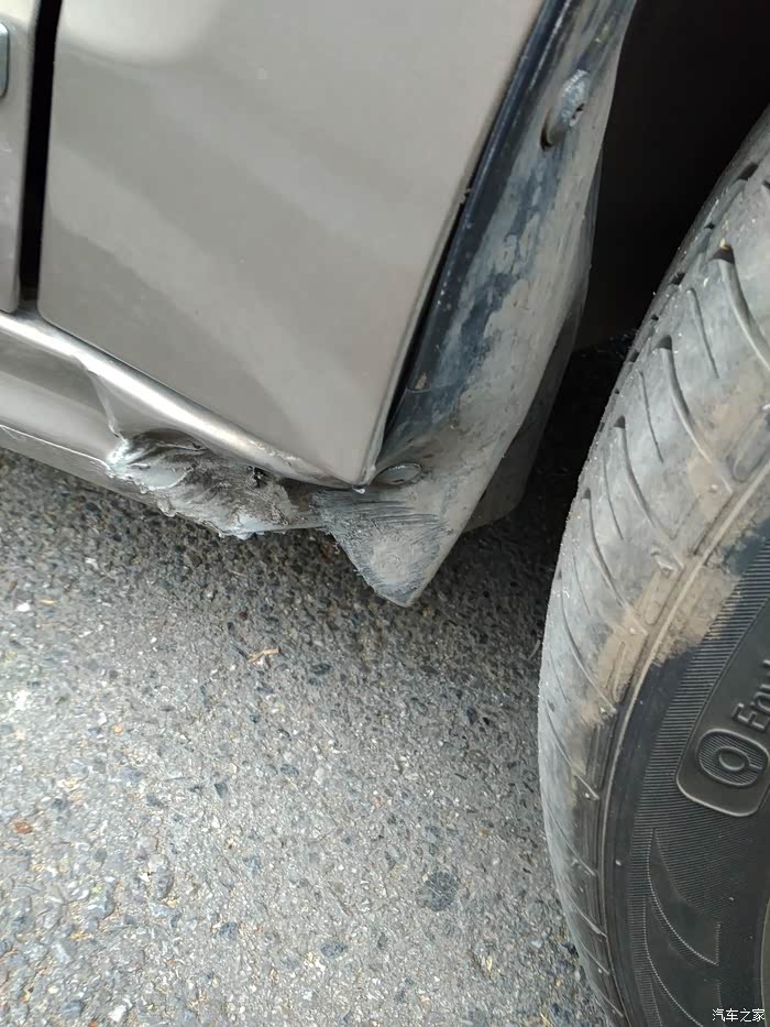 底坎子刮了这个怎么修大家谁知道!