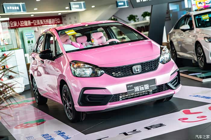 818头号玩家# 保养车偶遇到一台粉色少女心的飞度