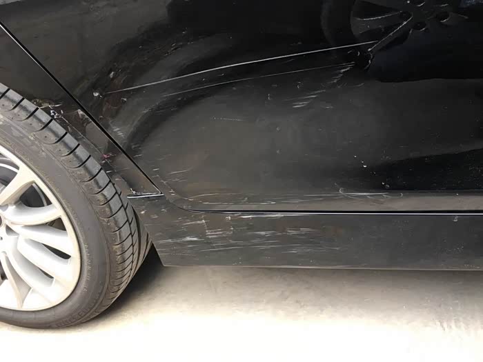 后门刮到矮墩了老司机帮忙看看需要钣金不顺便认证一下