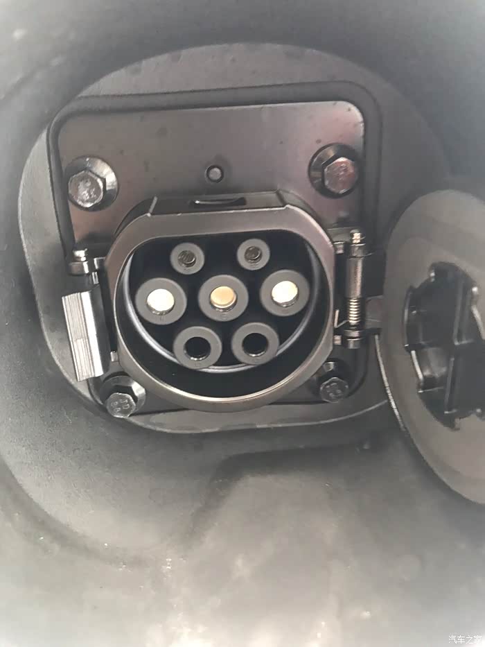 慢充充电口跟原来也是一样的