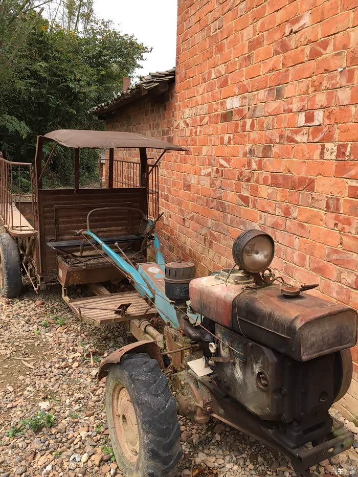 走在乡村小路上干村坡