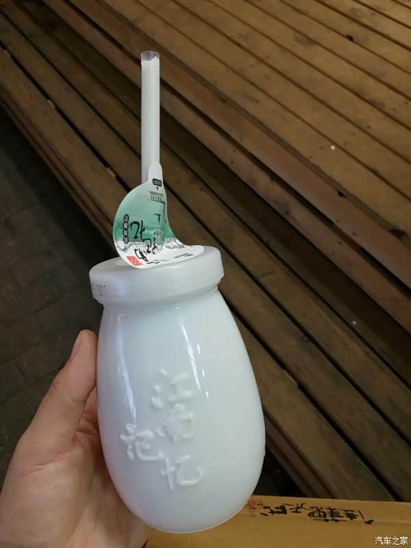 晚上,吃了杭州网红臭豆腐,芡实糕,龙须糖,还有杭州记忆老酸奶