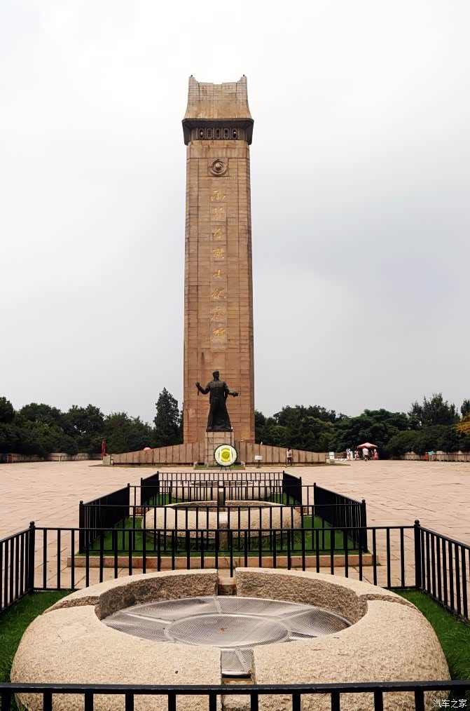 雨花台烈士纪念碑,碑高四十二点三米,纪念南京一九四九年四月二十三日