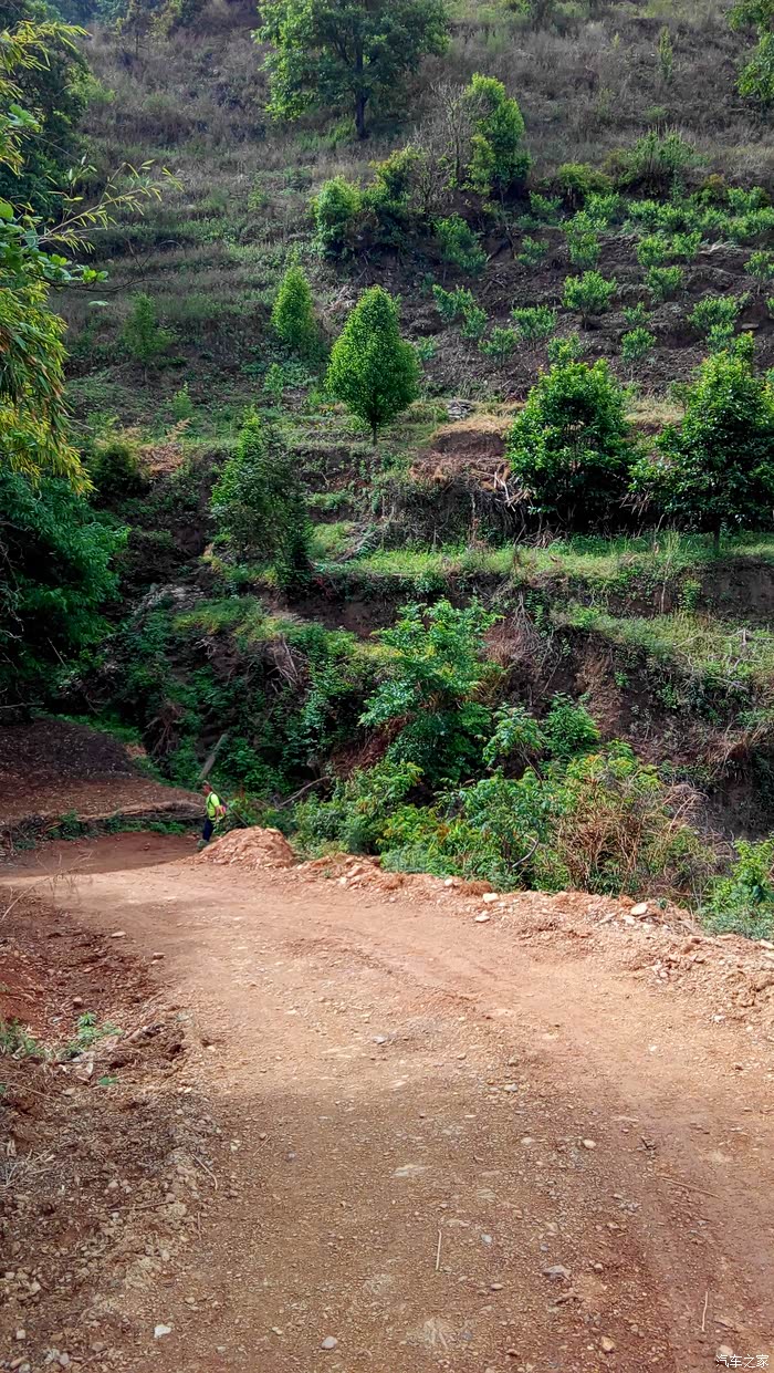 视频比亚迪唐上乡村陡坡