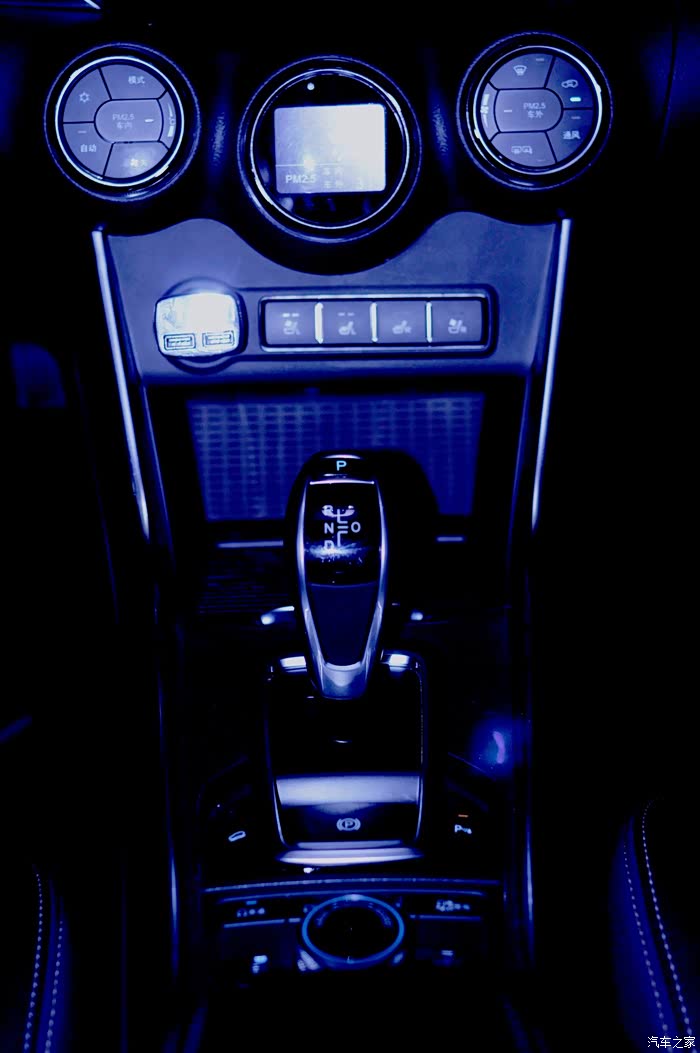 蓝色的氛围灯,梦幻般的感觉!