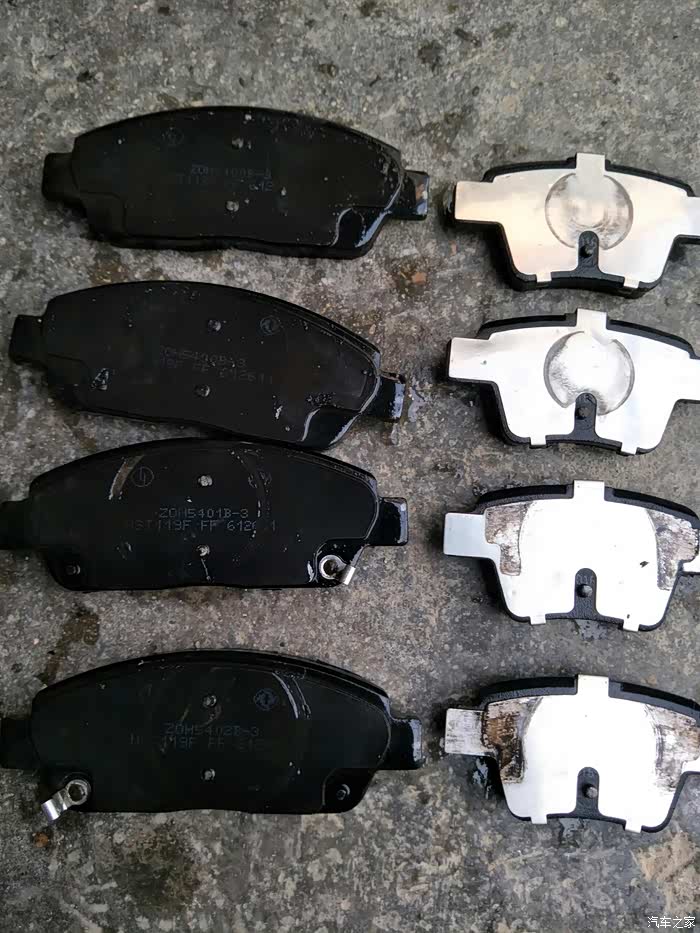 看看原厂的拖拉机刹车片粉尘刹车叽叽响厂家为了省钱啊