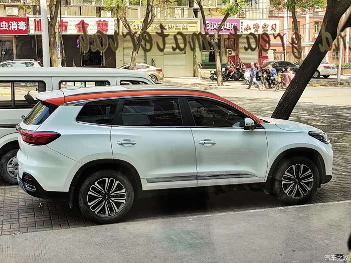 瑞虎8贴改色膜橙色车顶logo黑化