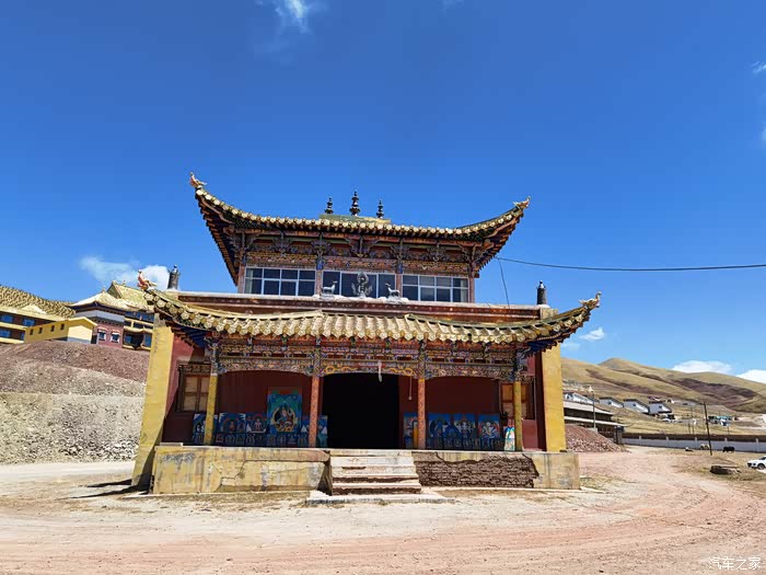 走路到果洛公交公司去取昨晚充电的汉ev逛占地四百亩的喇日寺