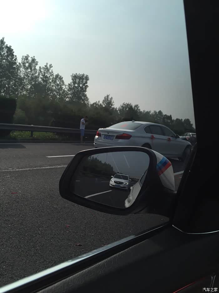 早上拍到的5系豪华车祸提醒大家还是慢点开车吧