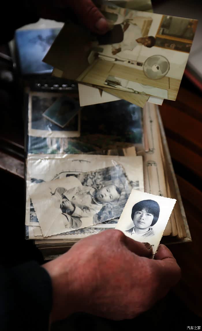 母亲拿起以前的老照片,微笑着回忆过去