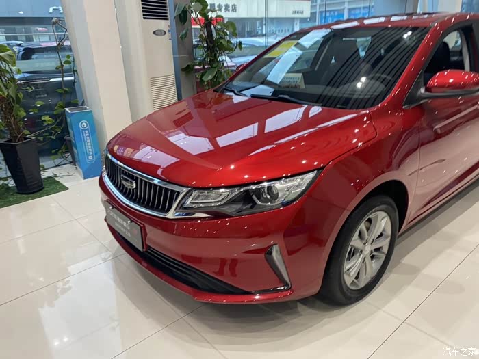 帝豪gl 4725车长,a 级车型,外观漂亮红色看起来也非常的迷人,直瀑式的