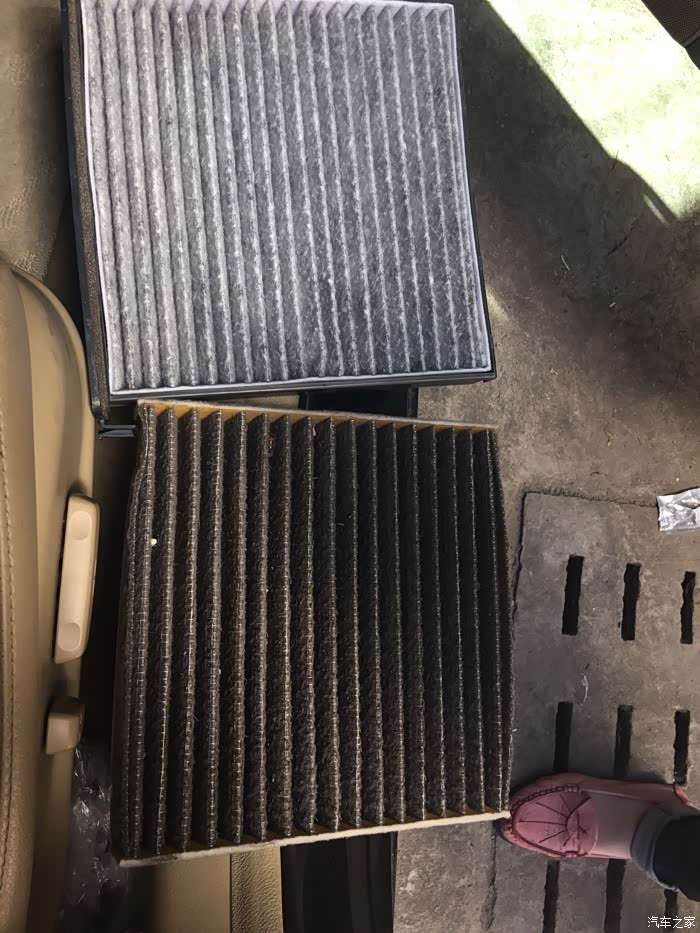 八代雅阁更换空调滤芯作业