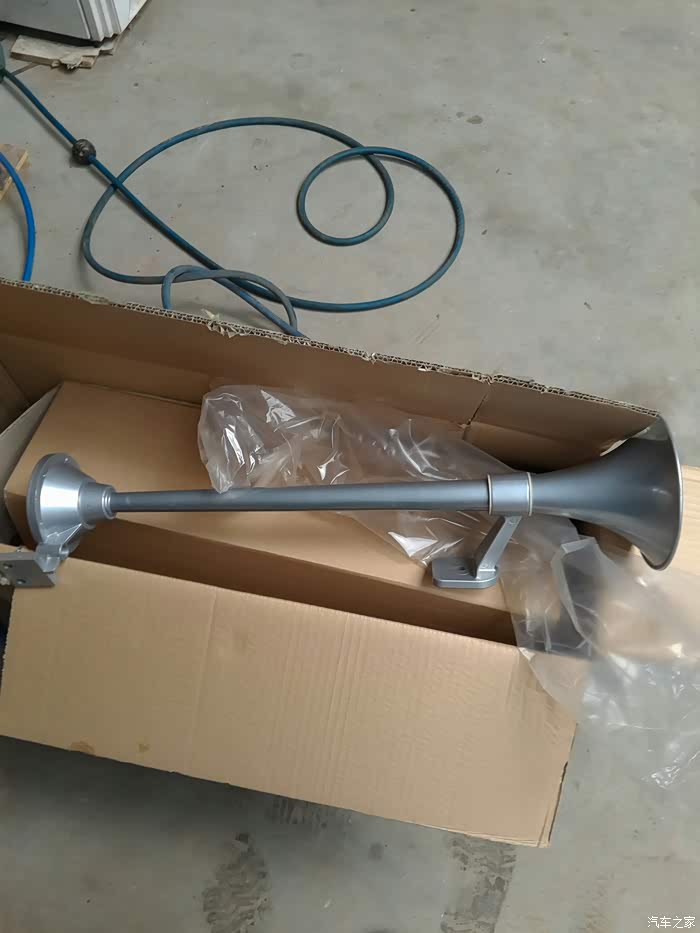 史上最强,小卡鸣笛喇叭改装欧曼重型货车顶置低音气喇叭