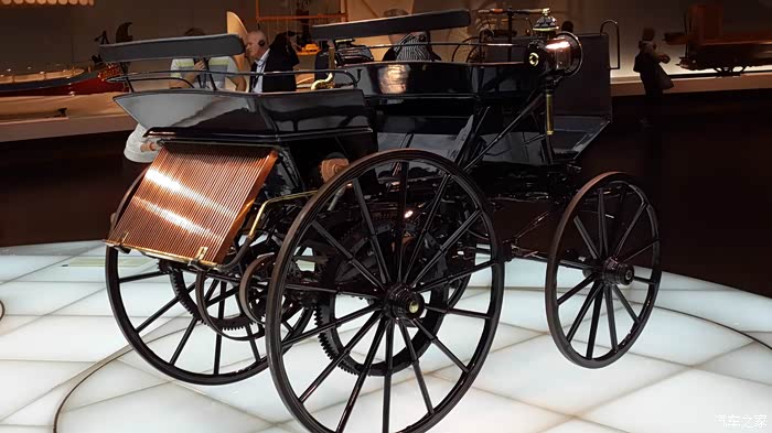 卡尔.本茨制造的世界上第一辆汽车.