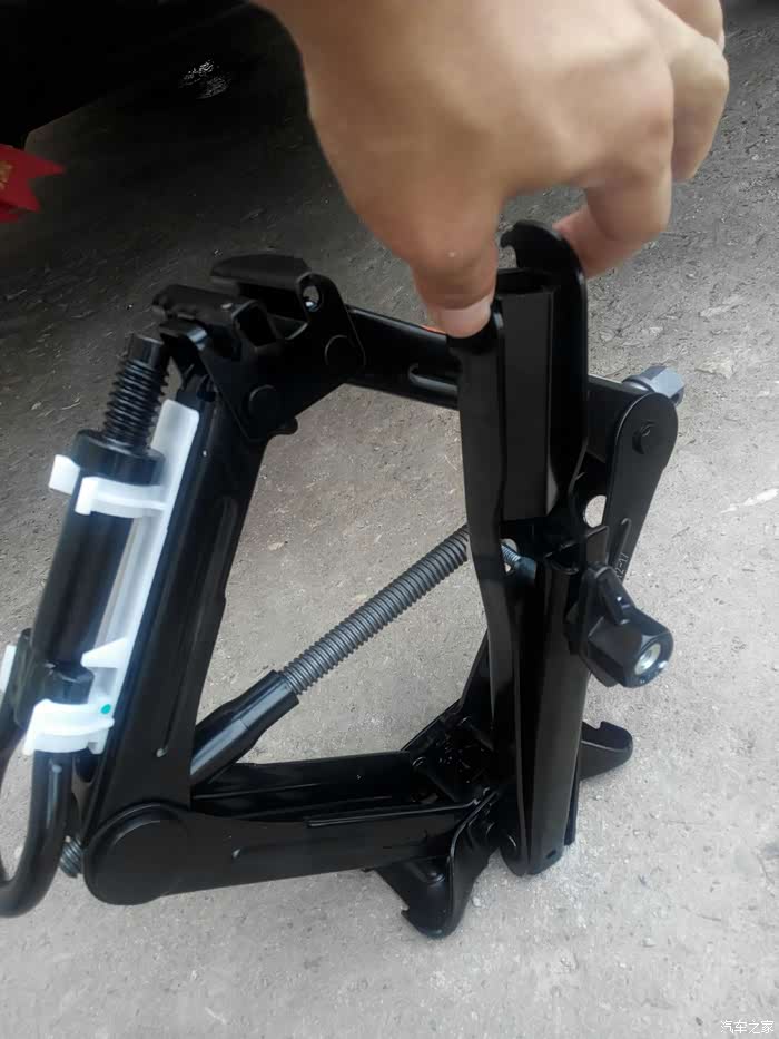 千斤顶松一点扳手就拿下来了!你看看