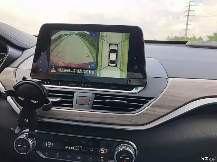 360度全景摄像头,很实用的功能,再也不用担心剐蹭或者碰撞了.