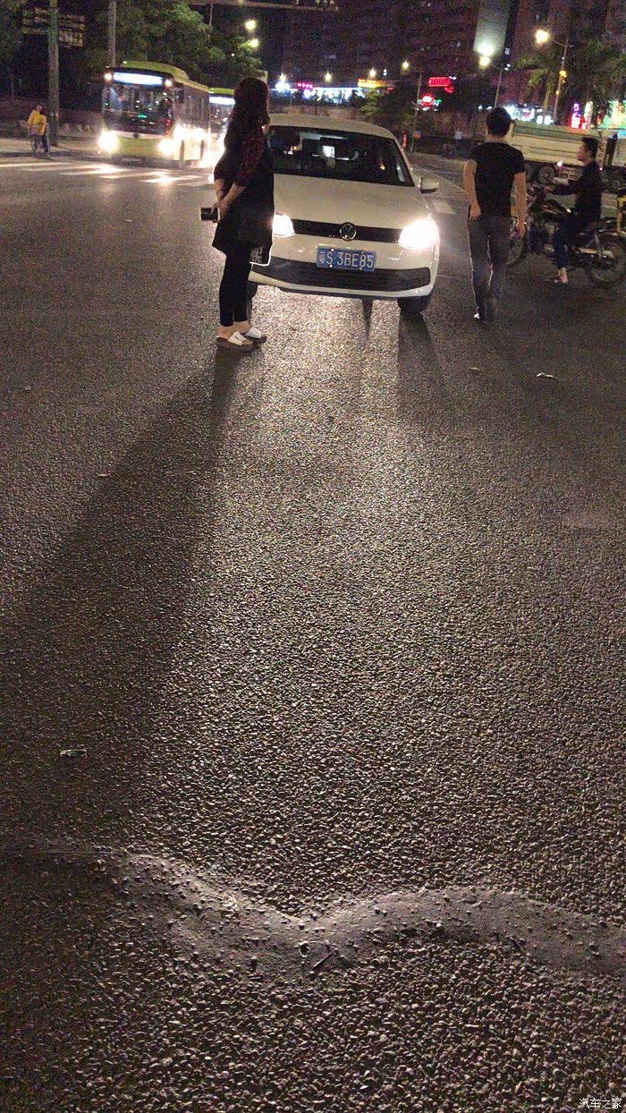 亲戚 刚刚车被刮了,对方跑了,能报警吗?