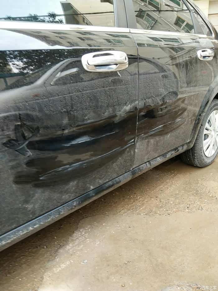 昨晚不小心把车子左边车门刮花了,有很轻微凹陷,修补需多少钱?