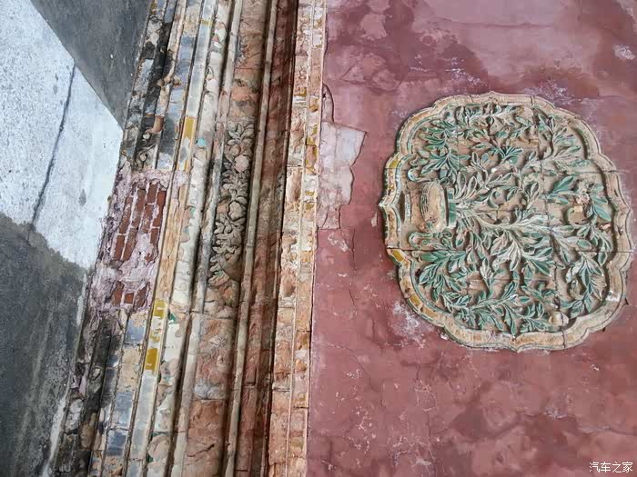 据说这个影壁下边就传说中的金刚墙,也就宫如何,当年孙殿英就从这里