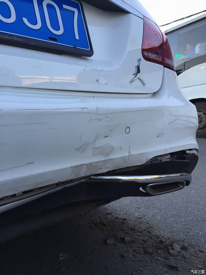 【图】今天被人追尾了,感觉心都在滴血了._奔驰e级论坛_汽车之家论坛
