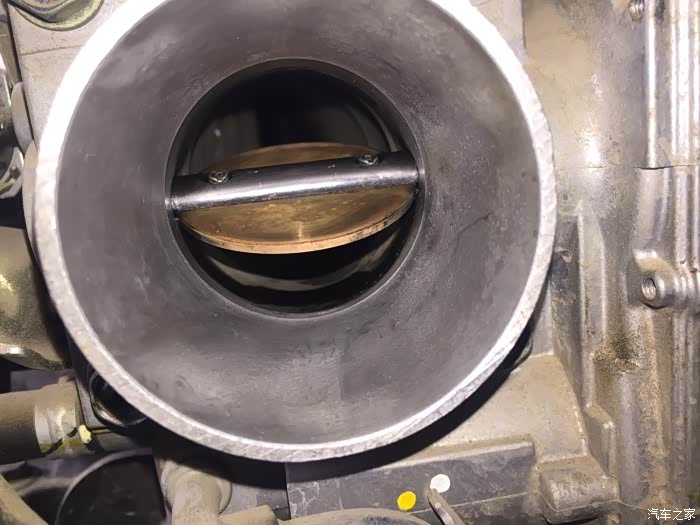 把清洗剂喷到毛巾上擦擦