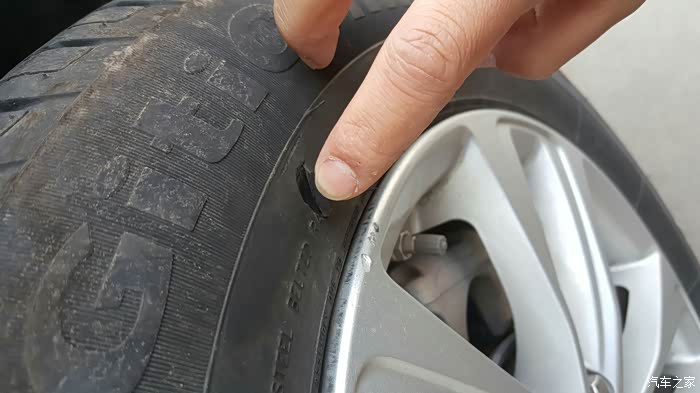 请问轮胎侧面有裂纹(见图),这样还能用么