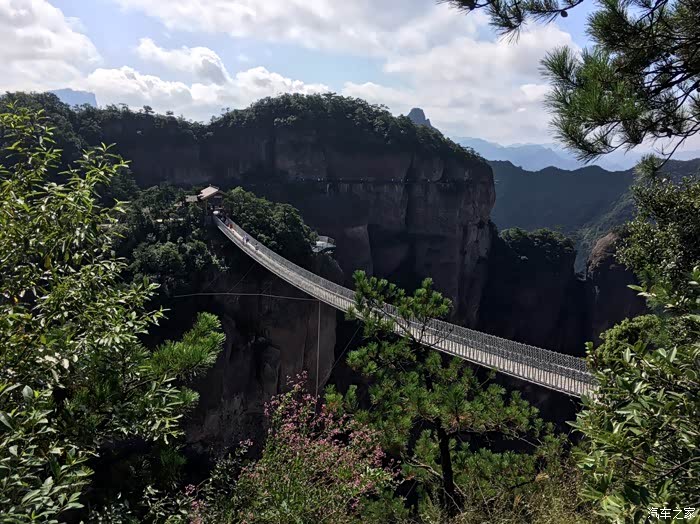 神仙居的标志性景点南天桥  大家可以看一下桥上的游客  国庆节第一天