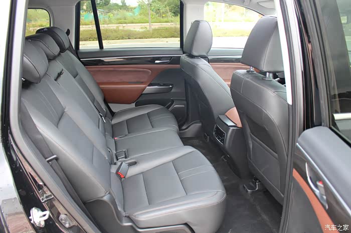 真皮挺舒服的,唯不太好的就中后排没电动座椅