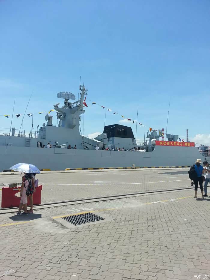 597护卫舰驻港部队的钦州舰在钦州港停靠登舰参观已编辑