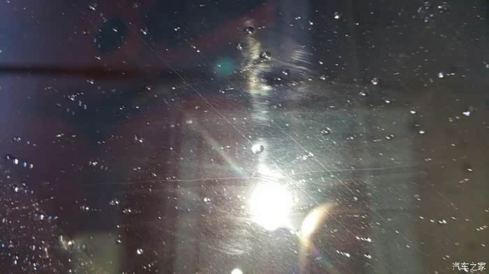 玻璃里面发现了一条长痕 大家帮我解答一下