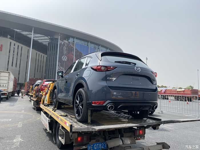 采用极境灰色车漆马自达cx5黑骑士版正式亮相