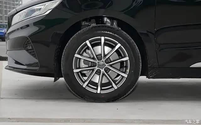 进气格栅采用条形设计,看着要比老款博瑞更有档次