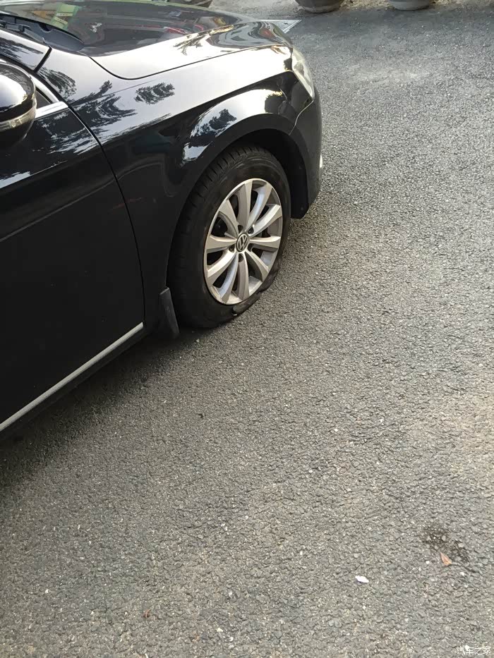 我好好的停着,被爆胎的迈腾给怼了,标志那都磨了