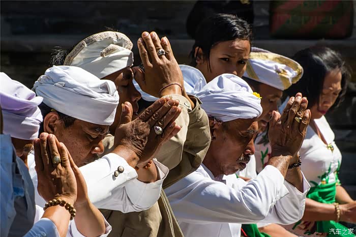 村民过来祭祀参拜他们的神,不管是年少年长,都虔诚地祭拜神灵以得庇护