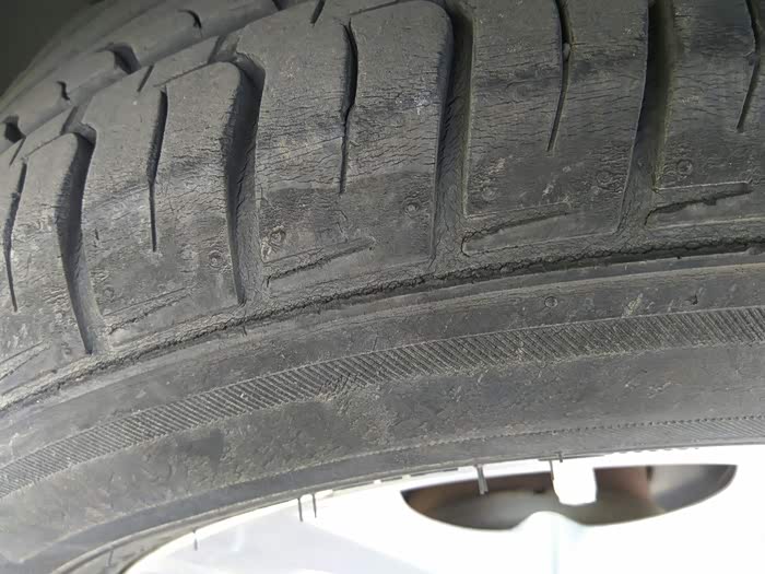 5万公里,韩泰轮胎胎肩与胎侧处开裂,能否继续使用?