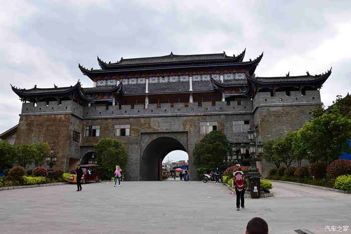 水西古城正门仿古城楼挺拨