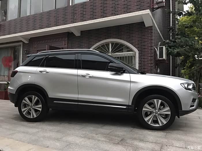 有人提黑顶银色车身的吗?