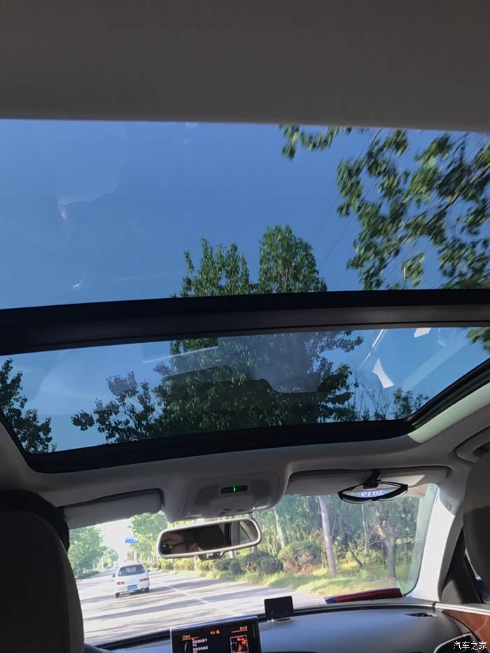 奥迪a6l全景天窗蓝天白云绿树之三字经