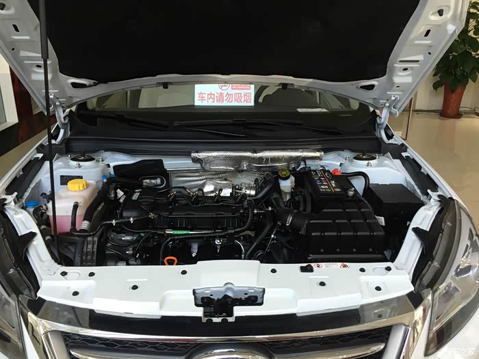 排列整齐的发动机舱