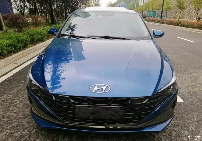 蓝色的伊兰特看起来挺稳重大气的.