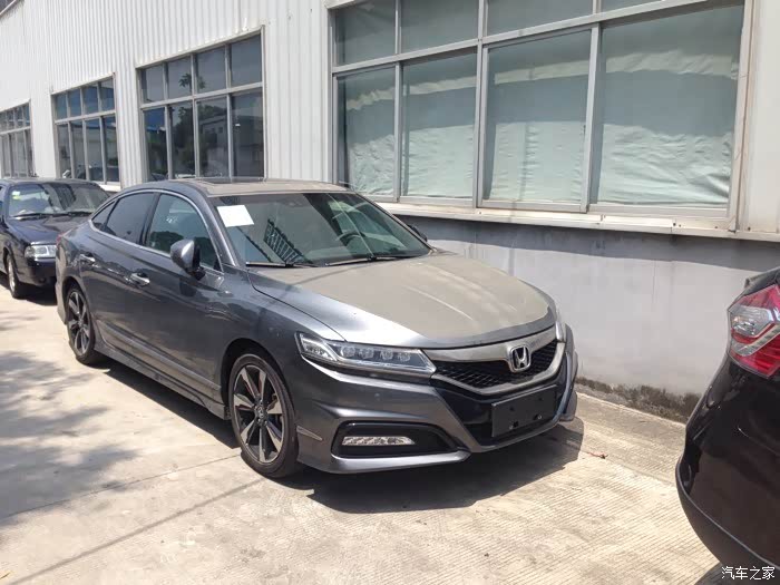 有钛金银颜色的si车主吗?发点图片?小弟正在考虑这个颜色.