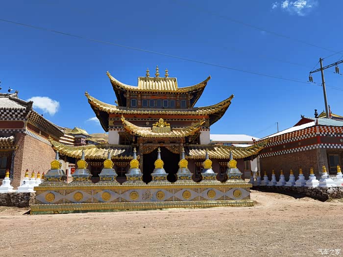 走路到果洛公交公司去取昨晚充电的汉ev逛占地四百亩的喇日寺