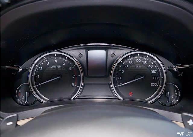 仪表盘还是传统指针式,但中间有个小屏幕显示清晰,视觉效果出众.