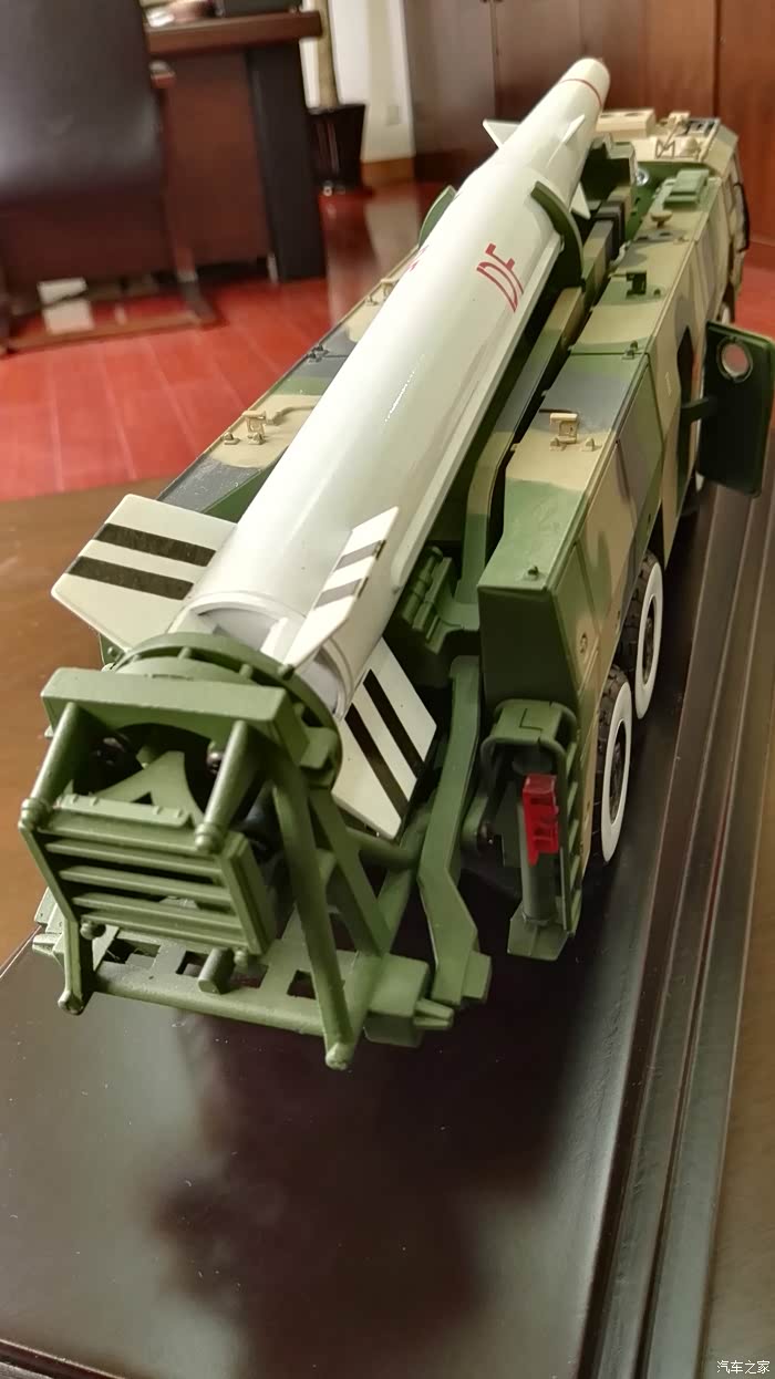 东风15地对地导弹发射车模型