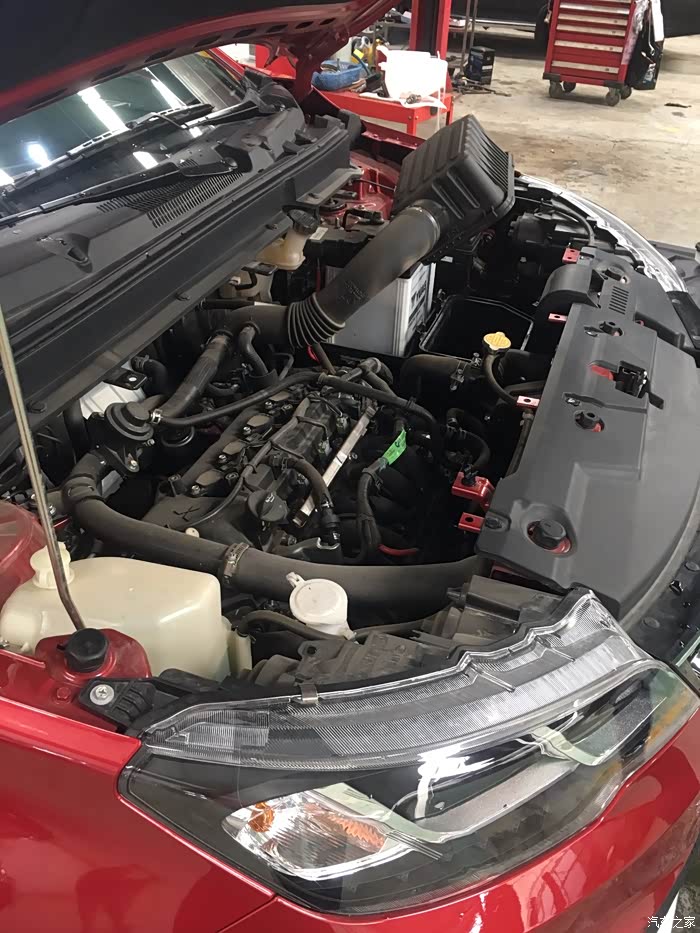 发动机舱全貌