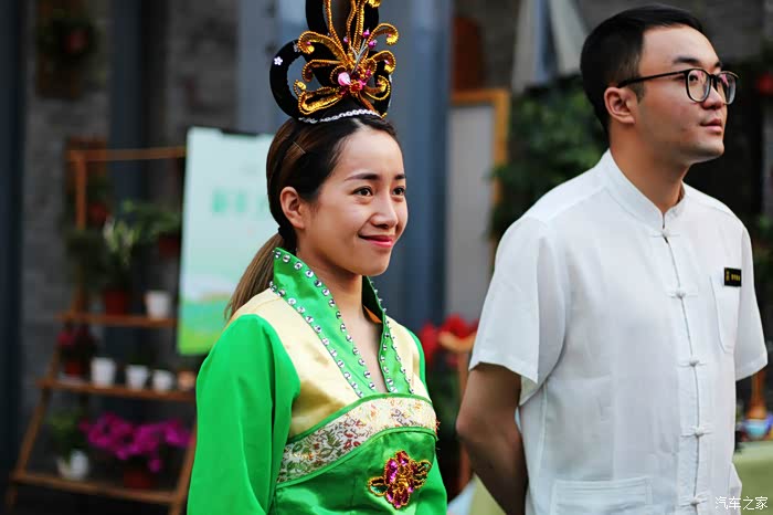 站在门口迎客的姑娘