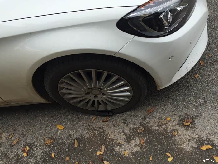 新车爆胎体验奔驰救援